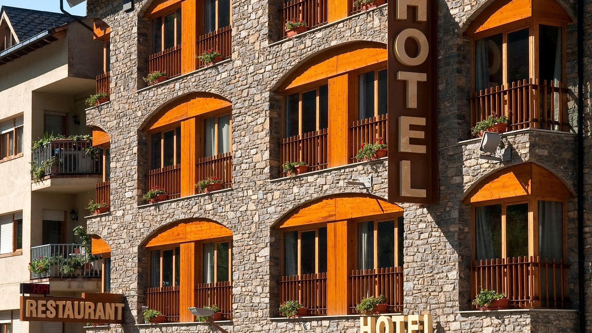 un coche rojo está estacionado frente a un hotel