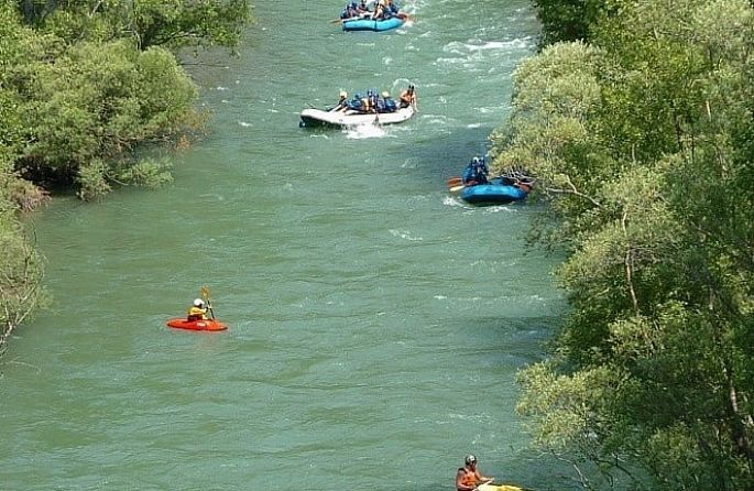 un groupe de personnes dans des bateaux flotte sur une rivière