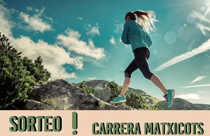 Une femme descend une montagne avec le mot « tombola » à côté d'elle