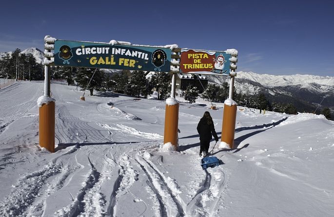 un panneau dans la neige indiquant circuit infantil gall fer