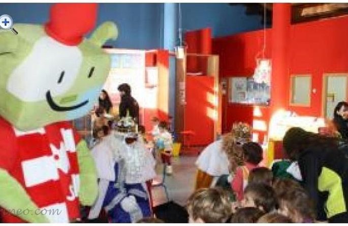 Un groupe d'enfants regarde un animal de compagnie dans un musée.