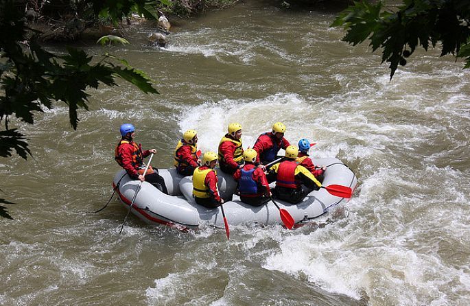 un groupe de personnes sur un radeau dans une rivière