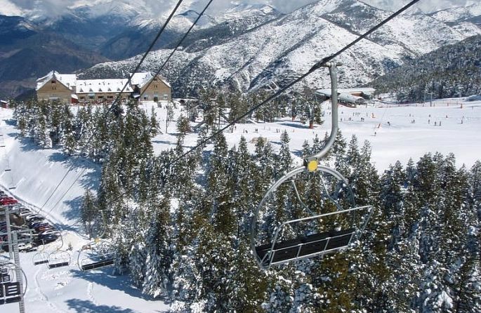 Un téléphérique emmène les skieurs au sommet d'une montagne enneigée