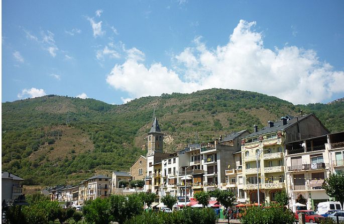 un edifici amb la paraula hotel a la part superior