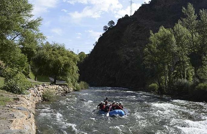 un groupe de personnes rame dans un bateau sur une rivière.