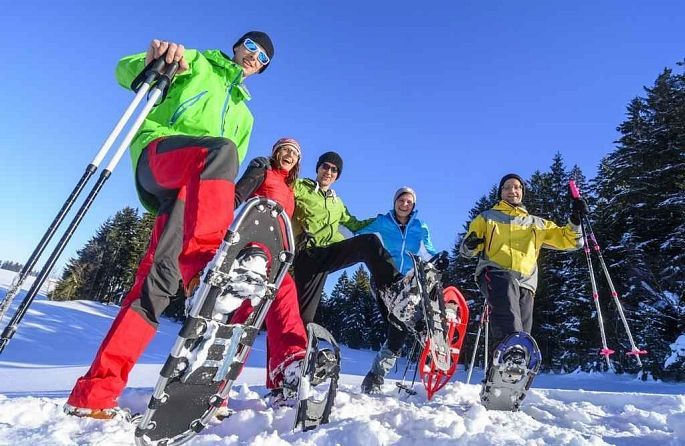 un groupe de personnes avec des raquettes posant pour une photo.
