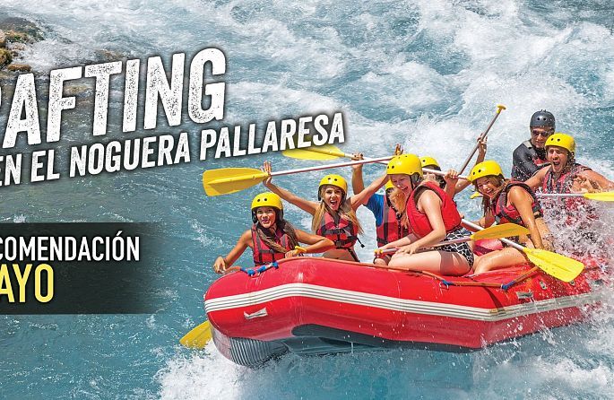 Un groupe de personnes ramant dans un bateau sur la rivière Noguera Pallaresa