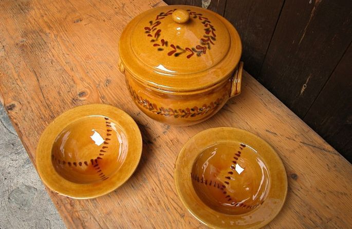 un bol et deux bols sont sur une table en bois