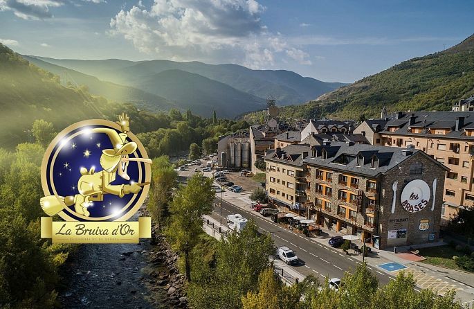 La sorcière dorée est dans un village dans les montagnes