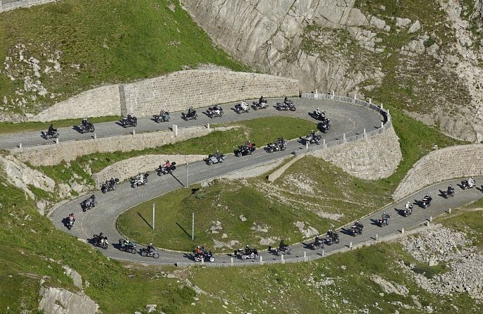 un groupe de motos roule sur une route sinueuse