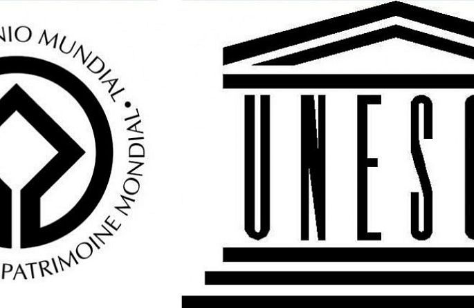 un logo du patrimoine mondial à côté d'un logo de l'UNESCO
