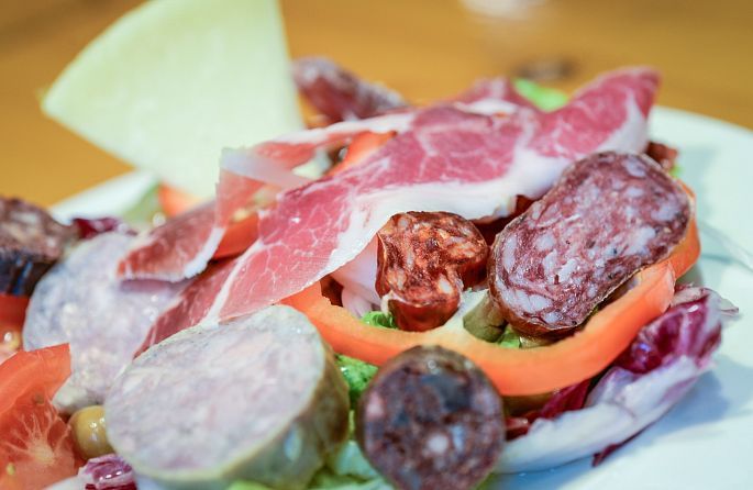 Gros plan d'une assiette de nourriture avec de la viande et des légumes