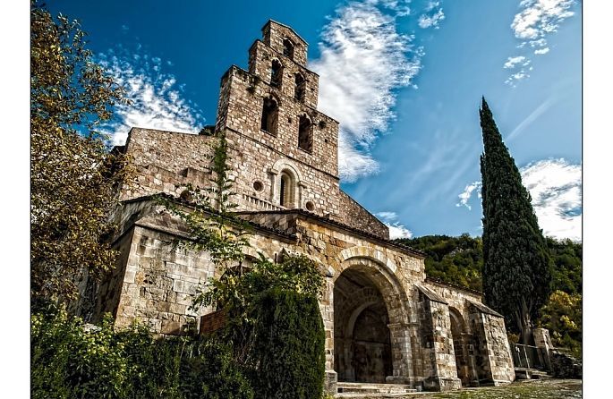 une vieille église avec un ciel bleu et des nuages en arrière-plan
