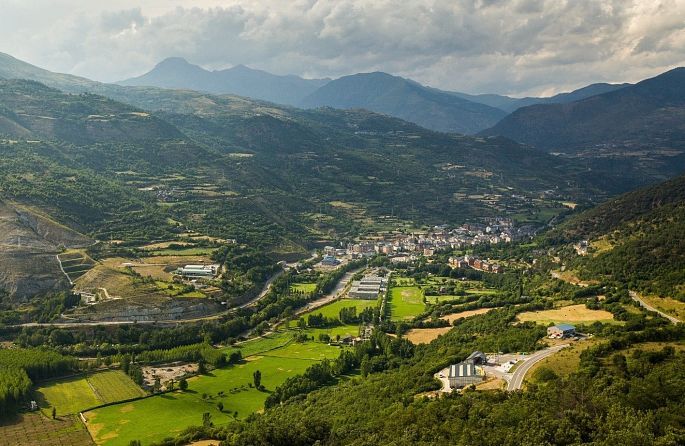 une vue aérienne d'une vallée avec des montagnes en arrière-plan