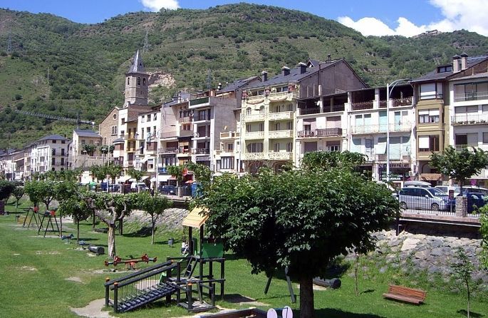 un parc avec un clocher en arrière-plan