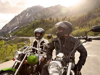 Un homme et une femme sont assis sur des motos sur la route