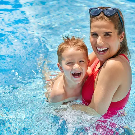 ¡Refresca tu verano en nuestra piscina!
